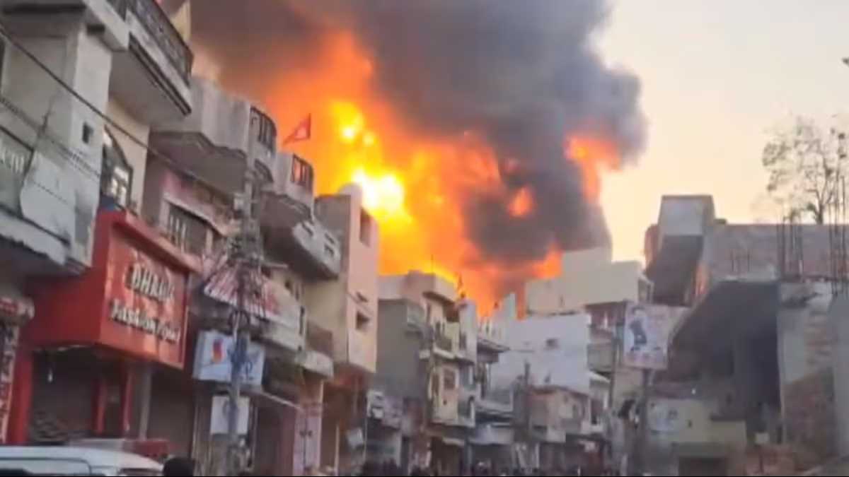 दिल्ली : अलीपुर की पेंट फैक्ट्री में लगी आग में झुलसकर मरने वालों की संख्या 11 हुई